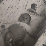 Donatella in culla con la foto di Lucio